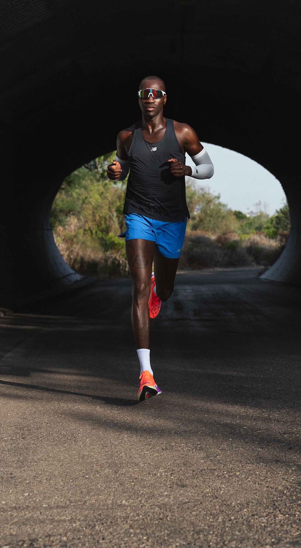 Un hombre runner de trail. y pies de atleta con calzado deportivo